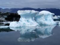 Eisbergpaar im flachen Wasser des Jökulsárlón